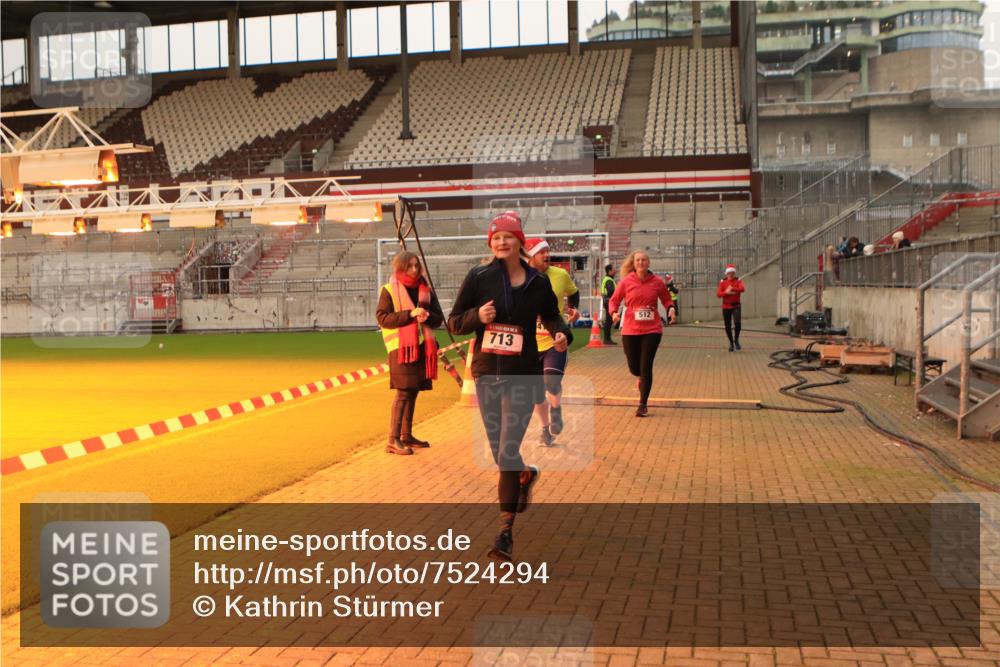 08.12.2024 - St. Pauli X-Mass-Run No. 14 Kathrin Stürmer Photography http://msf.ph/oto/7524294 08.12.2024 10:01:08 Ziel 418, 512, 713, 946, 2696 meine-sportfotos.de