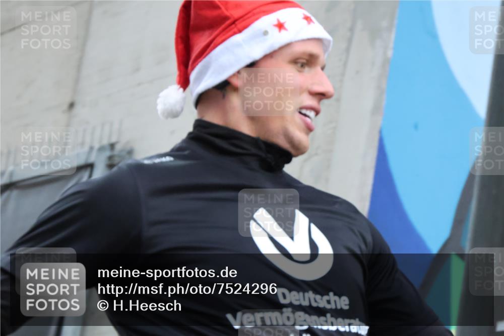 08.12.2024 - St. Pauli X-Mass-Run No. 14 H.Heesch http://msf.ph/oto/7524296 08.12.2024 10:49:31 Ziel 547, 547, 2554 meine-sportfotos.de