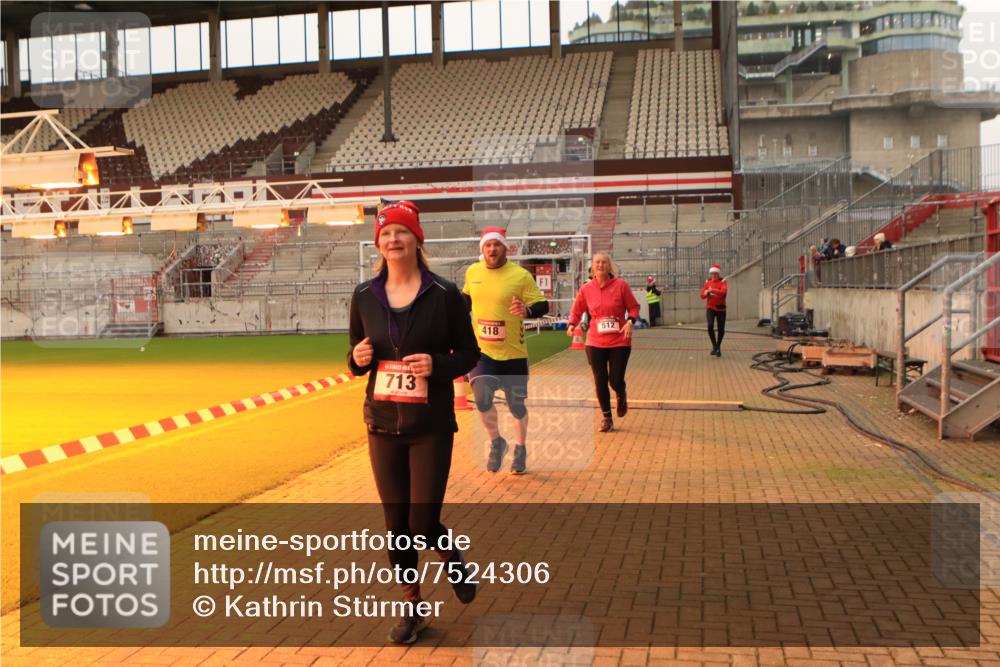 08.12.2024 - St. Pauli X-Mass-Run No. 14 Kathrin Stürmer Photography http://msf.ph/oto/7524306 08.12.2024 10:01:09 Ziel 418, 512, 713, 946, 2696 meine-sportfotos.de