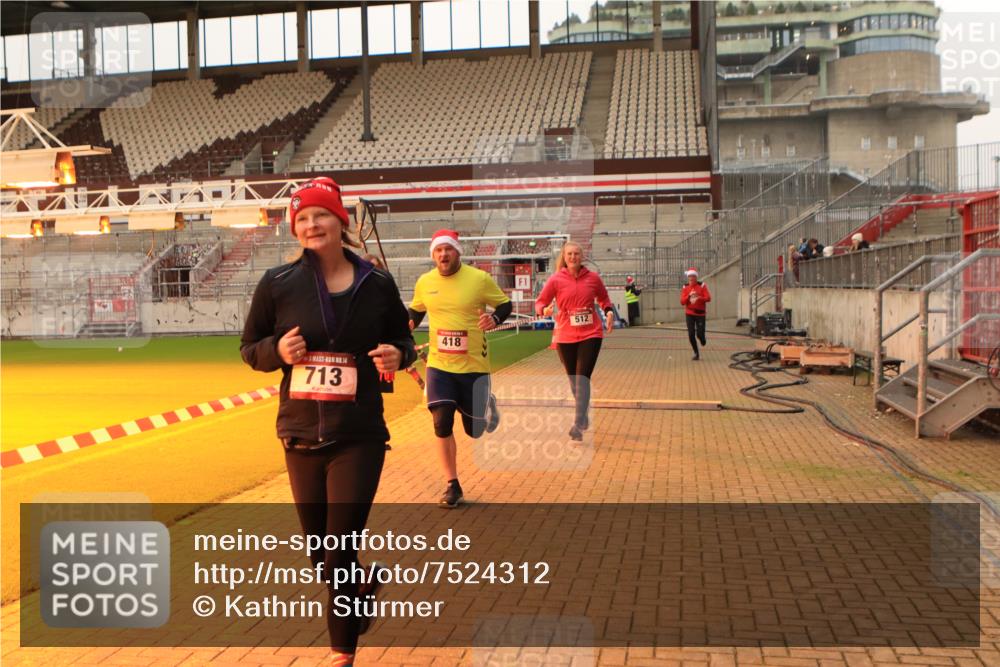 08.12.2024 - St. Pauli X-Mass-Run No. 14 Kathrin Stürmer Photography http://msf.ph/oto/7524312 08.12.2024 10:01:09 Ziel 418, 512, 713, 946, 2696 meine-sportfotos.de
