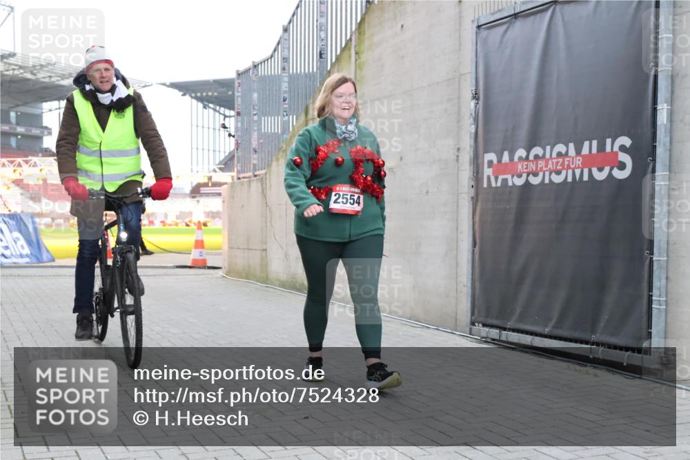 08.12.2024 - St. Pauli X-Mass-Run No. 14 H.Heesch http://msf.ph/oto/7524328 08.12.2024 10:49:41 Ziel 547, 2554, 2554 meine-sportfotos.de