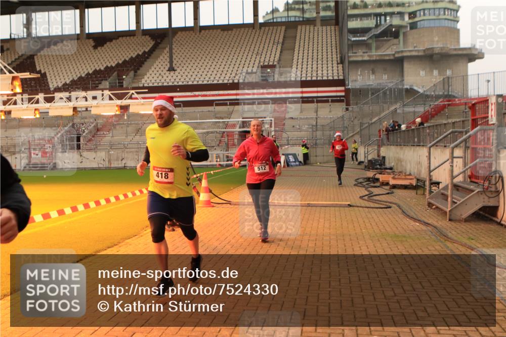 08.12.2024 - St. Pauli X-Mass-Run No. 14 Kathrin Stürmer Photography http://msf.ph/oto/7524330 08.12.2024 10:01:09 Ziel 418, 512, 713, 946, 2696 meine-sportfotos.de