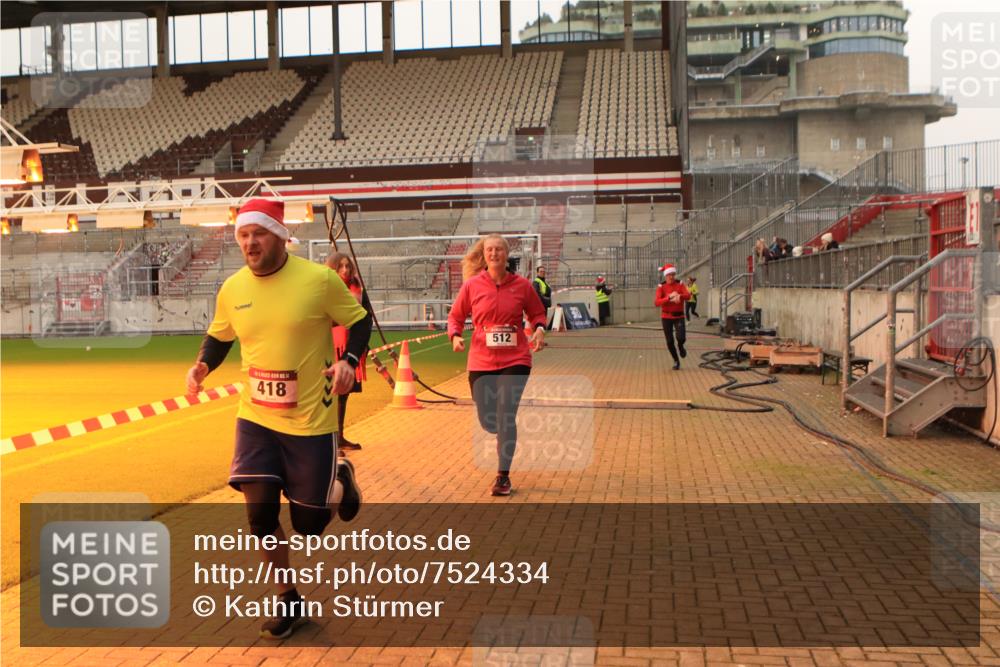 08.12.2024 - St. Pauli X-Mass-Run No. 14 Kathrin Stürmer Photography http://msf.ph/oto/7524334 08.12.2024 10:01:10 Ziel 418, 512, 713, 946, 2696 meine-sportfotos.de