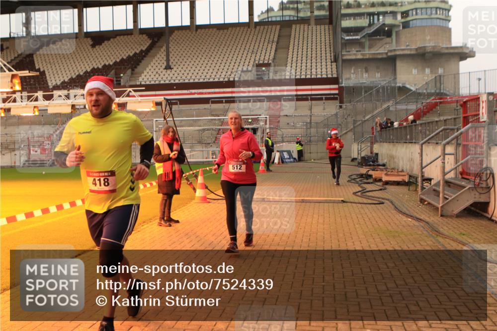 08.12.2024 - St. Pauli X-Mass-Run No. 14 Kathrin Stürmer Photography http://msf.ph/oto/7524339 08.12.2024 10:01:10 Ziel 418, 512, 713, 946, 2696 meine-sportfotos.de