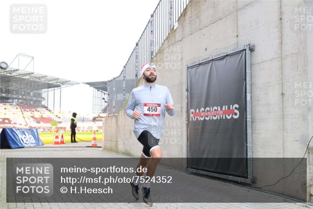 08.12.2024 - St. Pauli X-Mass-Run No. 14 H.Heesch http://msf.ph/oto/7524352 08.12.2024 10:49:55 Ziel 450, 450 meine-sportfotos.de