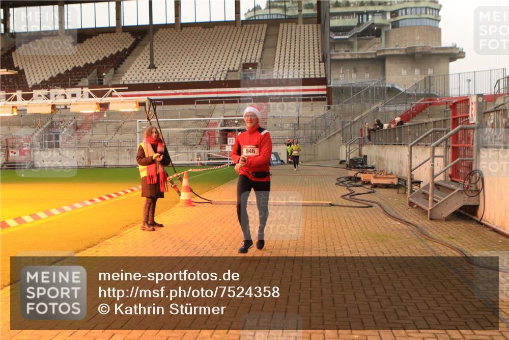 08.12.2024 - St. Pauli X-Mass-Run No. 14 Kathrin Stürmer Photography http://msf.ph/oto/7524358 08.12.2024 10:01:13 Ziel 418, 512, 713, 946, 2818 meine-sportfotos.de