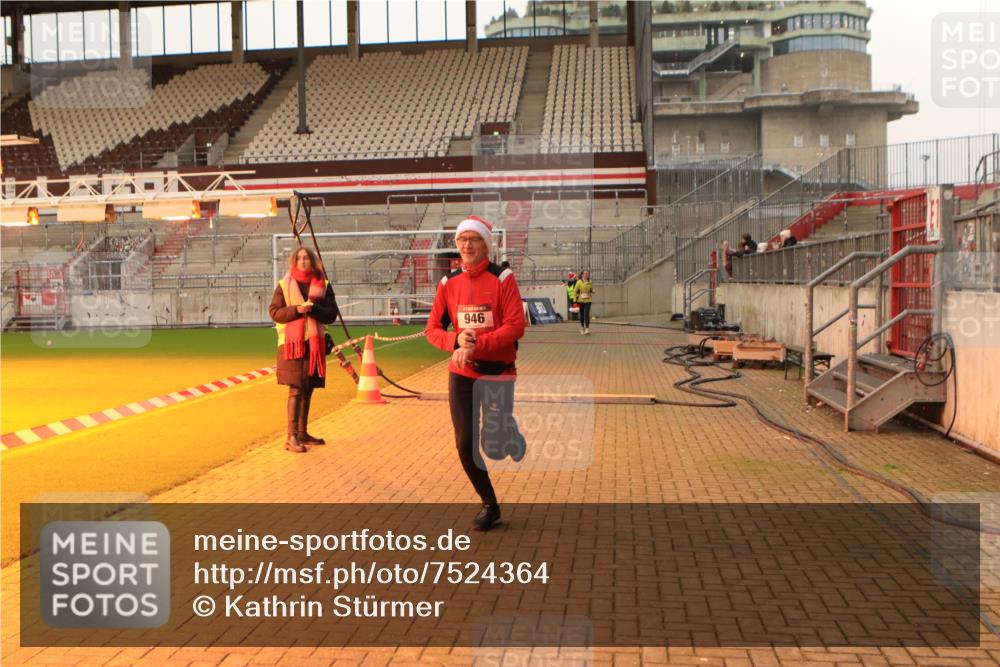 08.12.2024 - St. Pauli X-Mass-Run No. 14 Kathrin Stürmer Photography http://msf.ph/oto/7524364 08.12.2024 10:01:13 Ziel 418, 512, 713, 946, 2818 meine-sportfotos.de