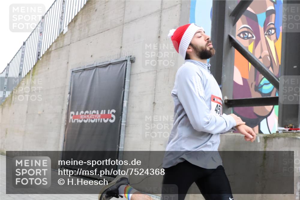 08.12.2024 - St. Pauli X-Mass-Run No. 14 H.Heesch http://msf.ph/oto/7524368 08.12.2024 10:49:55 Ziel 450, 450 meine-sportfotos.de