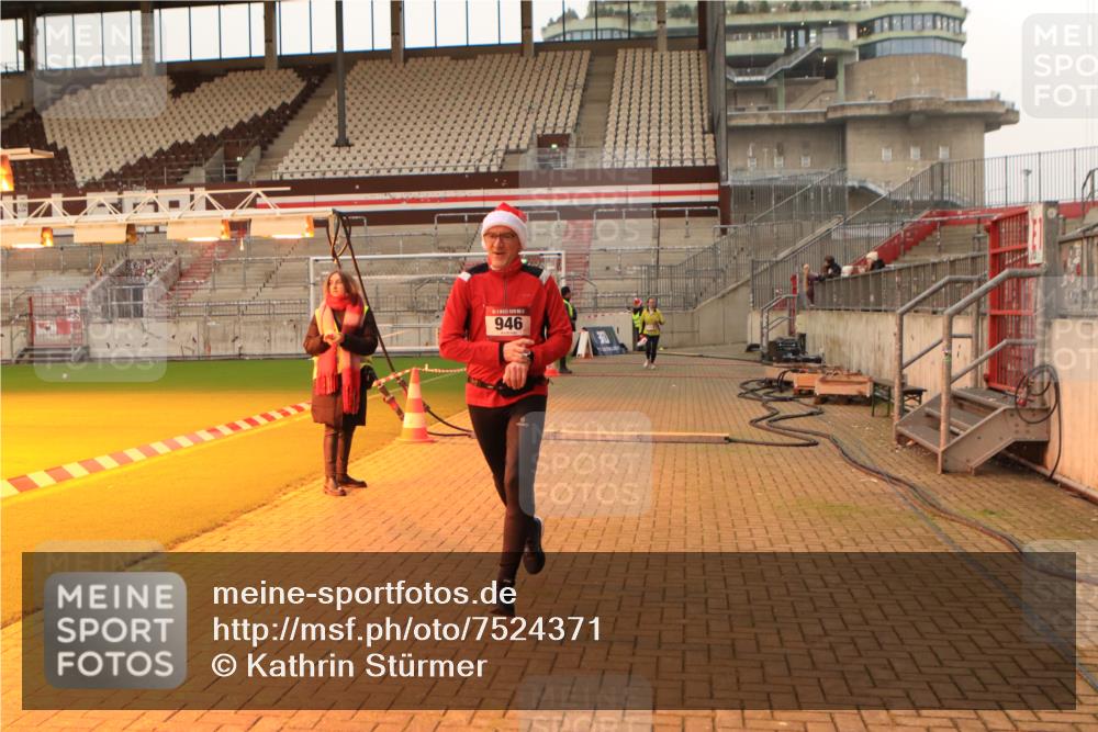08.12.2024 - St. Pauli X-Mass-Run No. 14 Kathrin Stürmer Photography http://msf.ph/oto/7524371 08.12.2024 10:01:13 Ziel 418, 512, 713, 946, 2818 meine-sportfotos.de