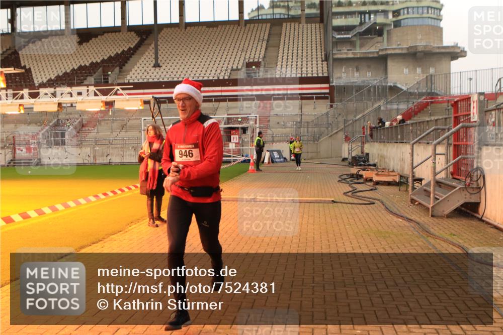 08.12.2024 - St. Pauli X-Mass-Run No. 14 Kathrin Stürmer Photography http://msf.ph/oto/7524381 08.12.2024 10:01:14 Ziel 418, 512, 713, 946, 2818 meine-sportfotos.de