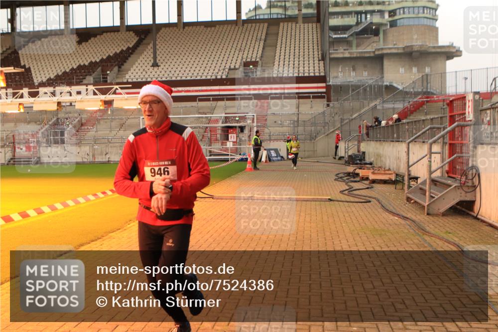 08.12.2024 - St. Pauli X-Mass-Run No. 14 Kathrin Stürmer Photography http://msf.ph/oto/7524386 08.12.2024 10:01:14 Ziel 418, 512, 713, 946, 2818 meine-sportfotos.de