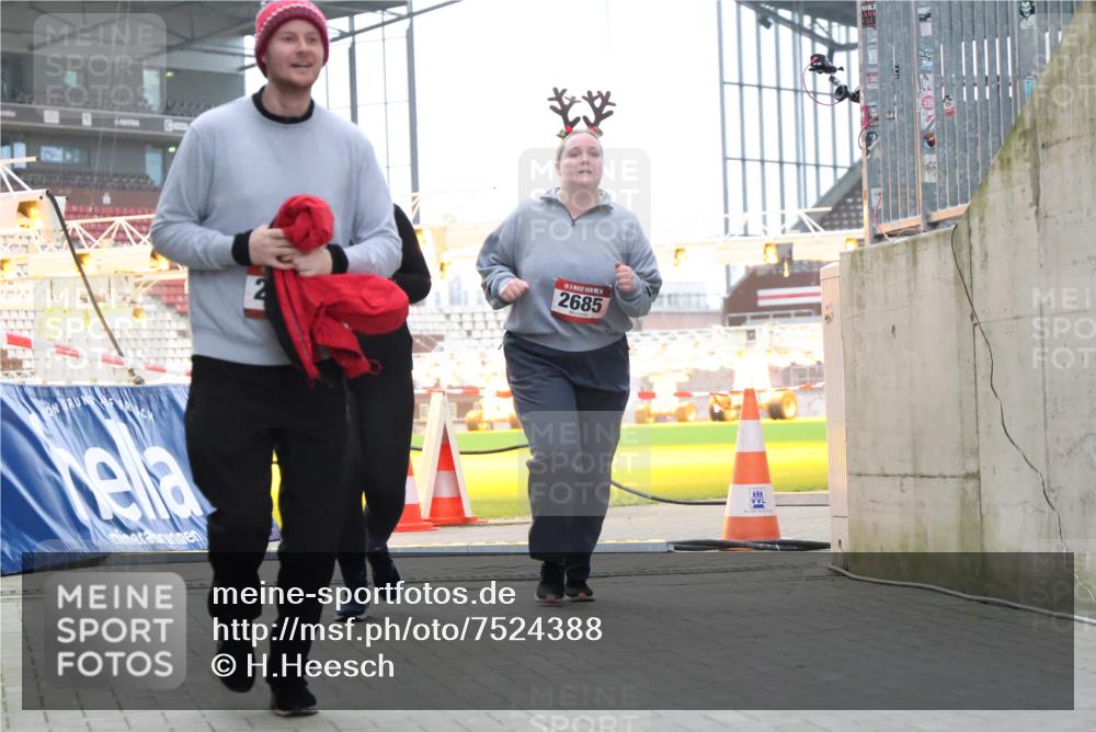 08.12.2024 - St. Pauli X-Mass-Run No. 14 H.Heesch http://msf.ph/oto/7524388 08.12.2024 10:50:06 Ziel 450, 2681, 2684, 2685 meine-sportfotos.de