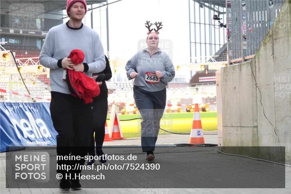 08.12.2024 - St. Pauli X-Mass-Run No. 14 H.Heesch http://msf.ph/oto/7524390 08.12.2024 10:50:06 Ziel 450, 2681, 2684, 2685 meine-sportfotos.de