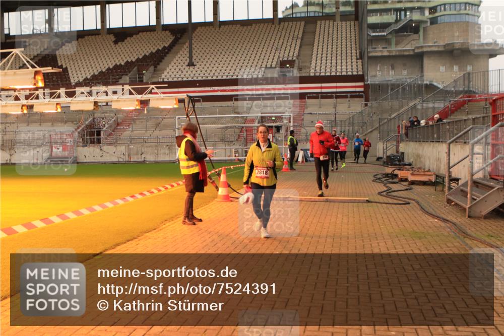 08.12.2024 - St. Pauli X-Mass-Run No. 14 Kathrin Stürmer Photography http://msf.ph/oto/7524391 08.12.2024 10:01:21 Ziel 41, 418, 512, 946, 1246, 2818, 3254, 3340, 3341 meine-sportfotos.de