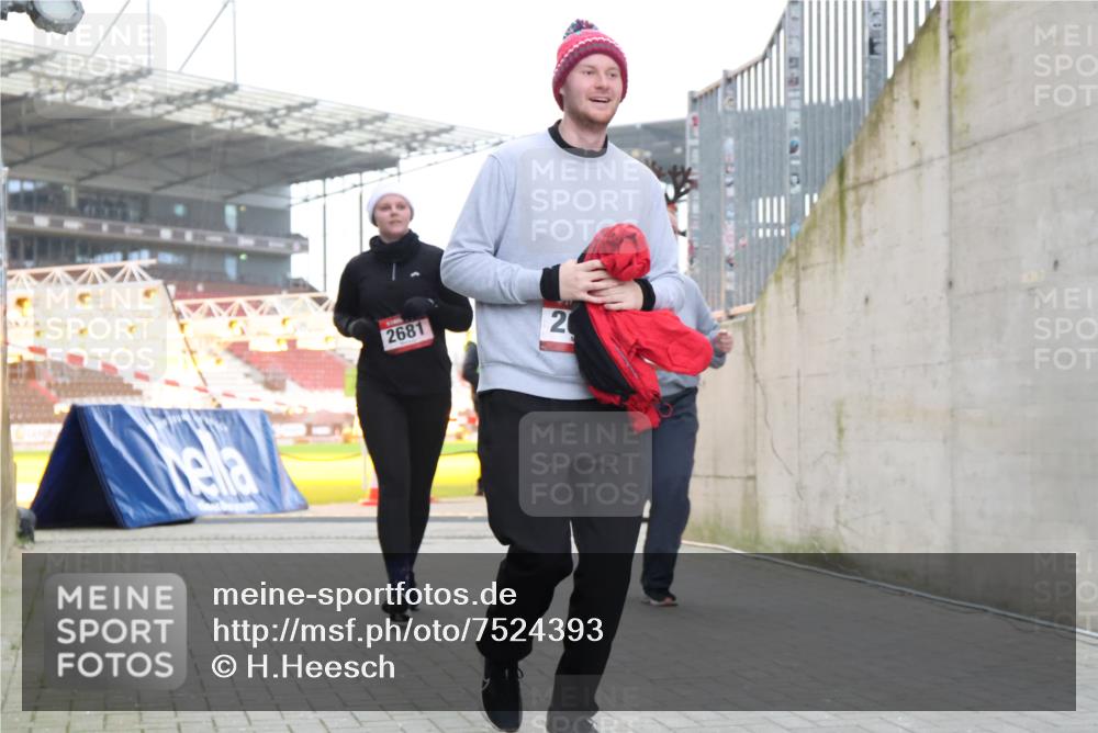 08.12.2024 - St. Pauli X-Mass-Run No. 14 H.Heesch http://msf.ph/oto/7524393 08.12.2024 10:50:07 Ziel 450, 2684, 2681, 2684, 2685 meine-sportfotos.de