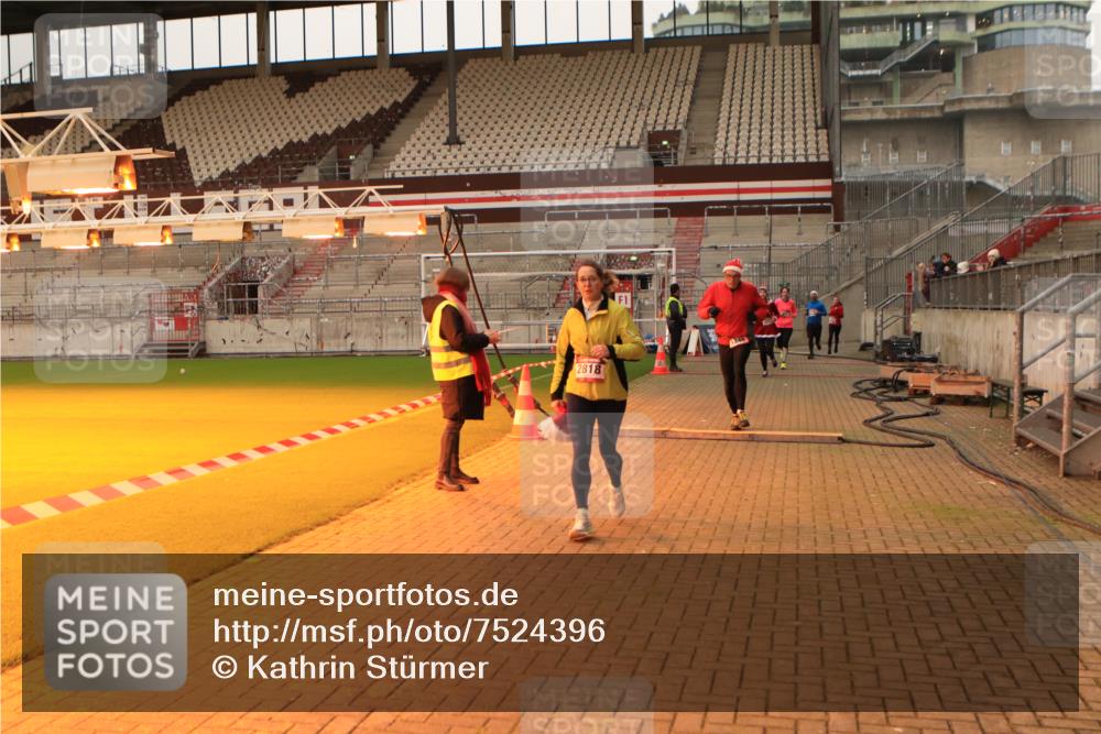 08.12.2024 - St. Pauli X-Mass-Run No. 14 Kathrin Stürmer Photography http://msf.ph/oto/7524396 08.12.2024 10:01:22 Ziel 41, 946, 1246, 2818, 3254, 3340, 3341 meine-sportfotos.de