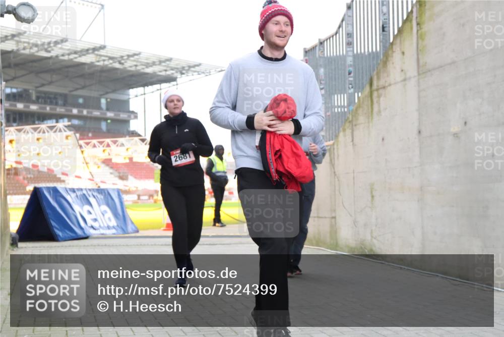 08.12.2024 - St. Pauli X-Mass-Run No. 14 H.Heesch http://msf.ph/oto/7524399 08.12.2024 10:50:07 Ziel 450, 2684, 2681, 2684, 2685 meine-sportfotos.de
