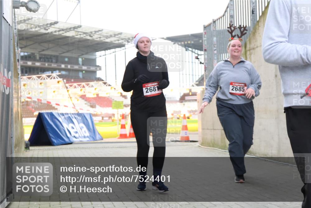 08.12.2024 - St. Pauli X-Mass-Run No. 14 H.Heesch http://msf.ph/oto/7524401 08.12.2024 10:50:08 Ziel 450, 2684, 2681, 2684, 2685 meine-sportfotos.de