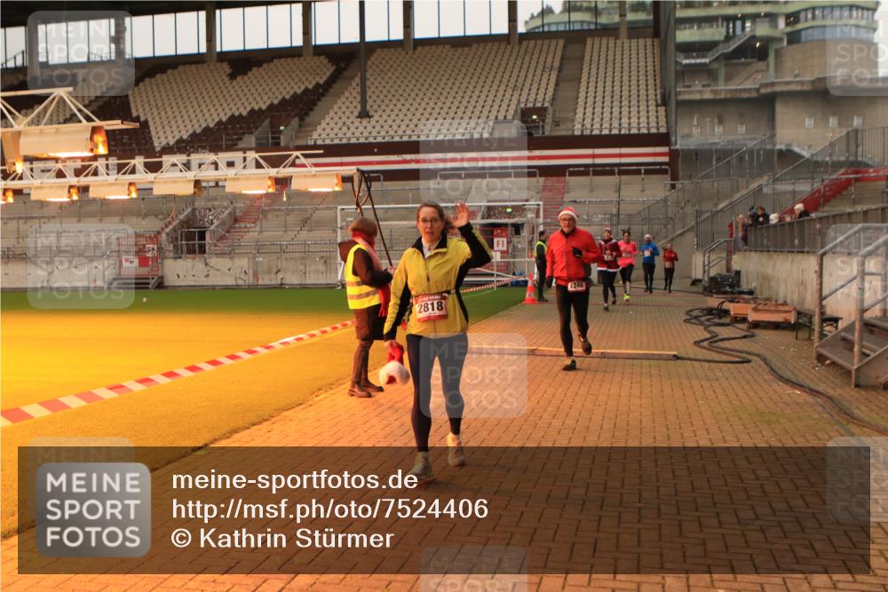 08.12.2024 - St. Pauli X-Mass-Run No. 14 Kathrin Stürmer Photography http://msf.ph/oto/7524406 08.12.2024 10:01:22 Ziel 41, 946, 1246, 2818, 3254, 3340, 3341 meine-sportfotos.de