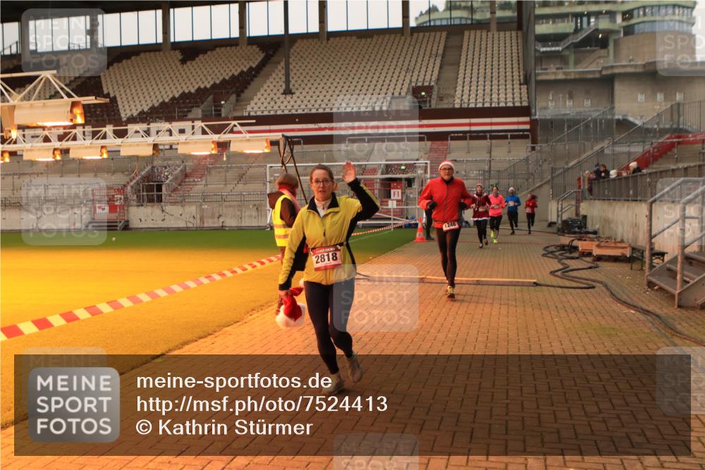 08.12.2024 - St. Pauli X-Mass-Run No. 14 Kathrin Stürmer Photography http://msf.ph/oto/7524413 08.12.2024 10:01:22 Ziel 41, 946, 1246, 2818, 3254, 3340, 3341 meine-sportfotos.de
