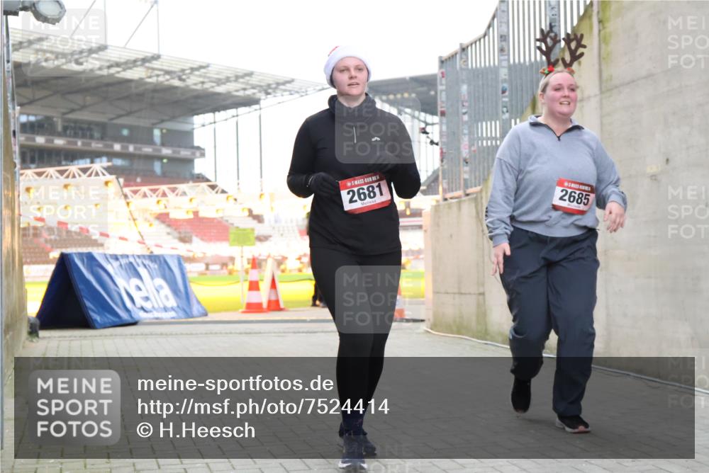 08.12.2024 - St. Pauli X-Mass-Run No. 14 H.Heesch http://msf.ph/oto/7524414 08.12.2024 10:50:08 Ziel 450, 2684, 2681, 2684, 2685 meine-sportfotos.de