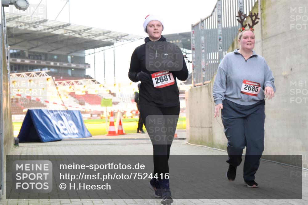 08.12.2024 - St. Pauli X-Mass-Run No. 14 H.Heesch http://msf.ph/oto/7524416 08.12.2024 10:50:09 Ziel 2684, 2681, 2684, 2685 meine-sportfotos.de