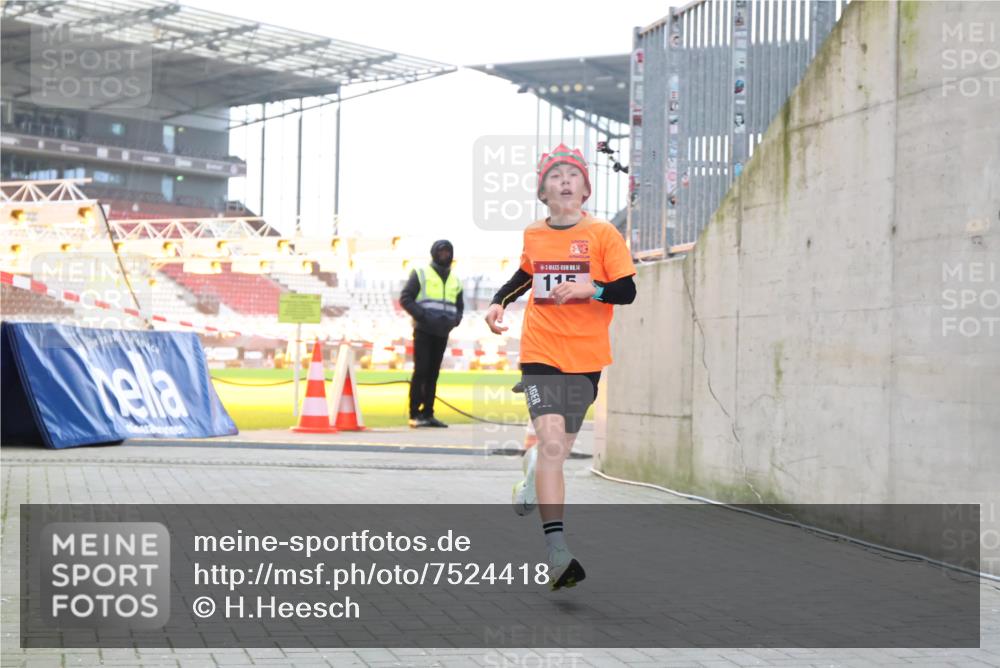 08.12.2024 - St. Pauli X-Mass-Run No. 14 H.Heesch http://msf.ph/oto/7524418 08.12.2024 10:51:24 Ziel 115 meine-sportfotos.de