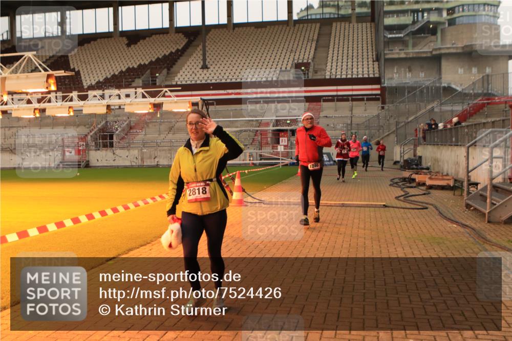 08.12.2024 - St. Pauli X-Mass-Run No. 14 Kathrin Stürmer Photography http://msf.ph/oto/7524426 08.12.2024 10:01:23 Ziel 41, 946, 1246, 2818, 3254, 3340, 3341 meine-sportfotos.de