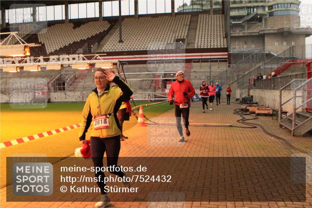 08.12.2024 - St. Pauli X-Mass-Run No. 14 Kathrin Stürmer Photography http://msf.ph/oto/7524432 08.12.2024 10:01:23 Ziel 41, 946, 1246, 2818, 3254, 3340, 3341 meine-sportfotos.de