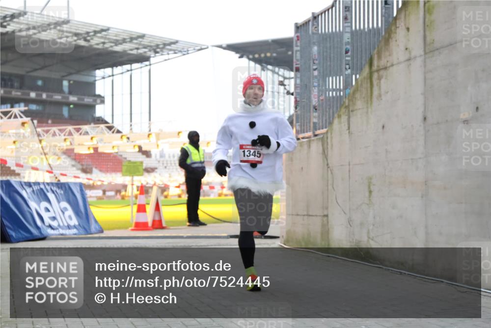 08.12.2024 - St. Pauli X-Mass-Run No. 14 H.Heesch http://msf.ph/oto/7524445 08.12.2024 10:51:37 Ziel 115, 1345 meine-sportfotos.de