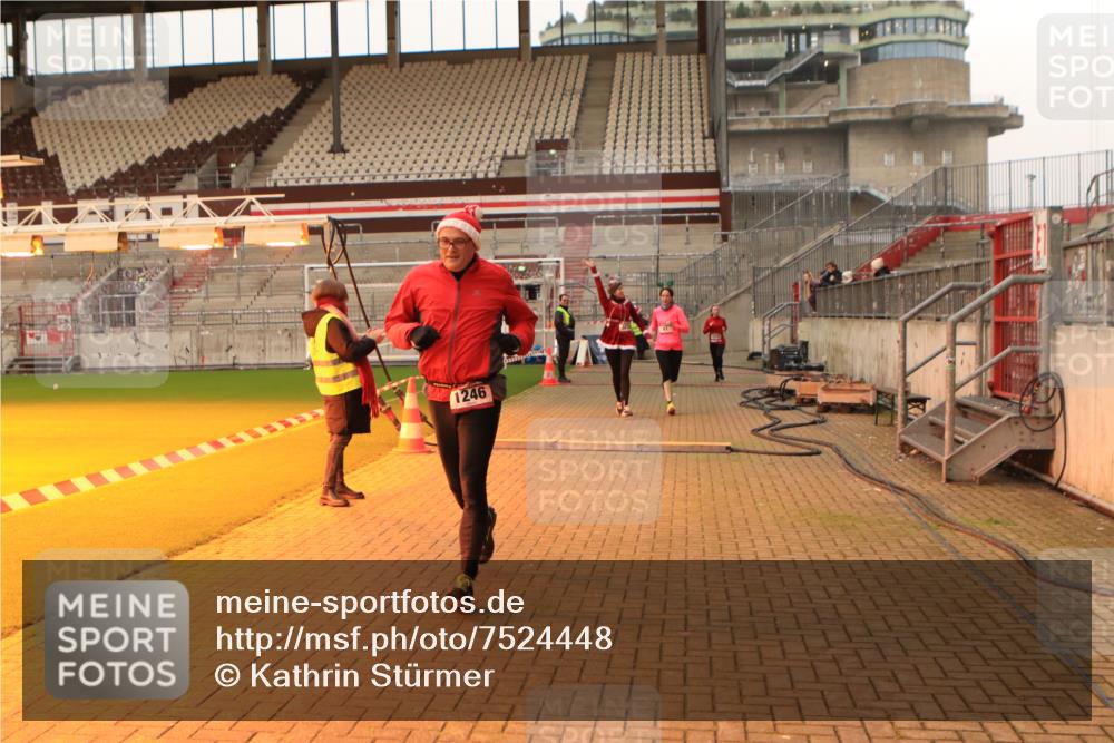 08.12.2024 - St. Pauli X-Mass-Run No. 14 Kathrin Stürmer Photography http://msf.ph/oto/7524448 08.12.2024 10:01:24 Ziel 41, 946, 1246, 2818, 3254, 3340, 3341 meine-sportfotos.de