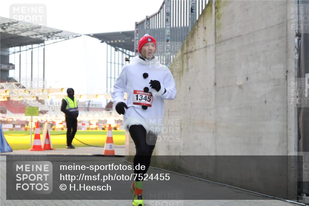 08.12.2024 - St. Pauli X-Mass-Run No. 14 H.Heesch http://msf.ph/oto/7524455 08.12.2024 10:51:38 Ziel 115, 1345, 1345 meine-sportfotos.de