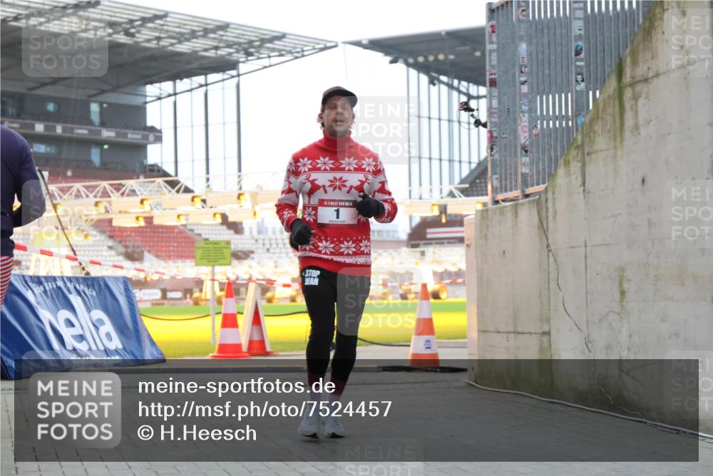 08.12.2024 - St. Pauli X-Mass-Run No. 14 H.Heesch http://msf.ph/oto/7524457 08.12.2024 10:51:48 Ziel 1345, 1 meine-sportfotos.de