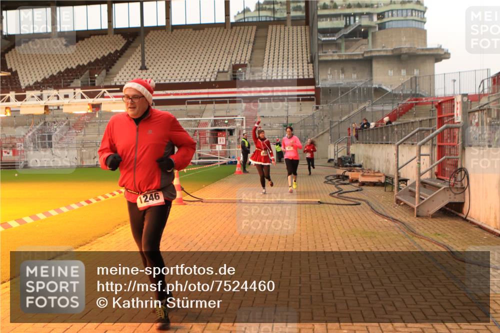 08.12.2024 - St. Pauli X-Mass-Run No. 14 Kathrin Stürmer Photography http://msf.ph/oto/7524460 08.12.2024 10:01:25 Ziel 41, 946, 1246, 2818, 3254, 3340, 3341 meine-sportfotos.de