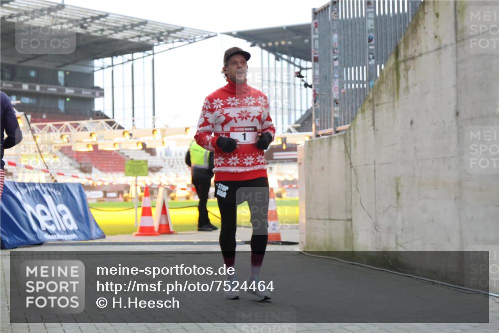 08.12.2024 - St. Pauli X-Mass-Run No. 14 H.Heesch http://msf.ph/oto/7524464 08.12.2024 10:51:48 Ziel 1345, 1 meine-sportfotos.de