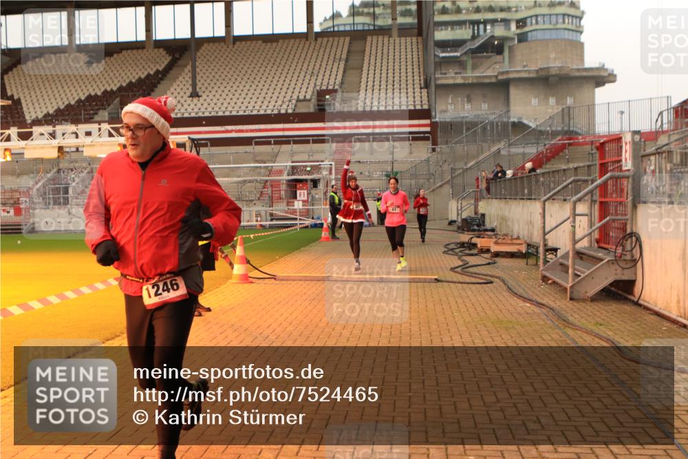 08.12.2024 - St. Pauli X-Mass-Run No. 14 Kathrin Stürmer Photography http://msf.ph/oto/7524465 08.12.2024 10:01:25 Ziel 41, 946, 1246, 2818, 3254, 3340, 3341 meine-sportfotos.de