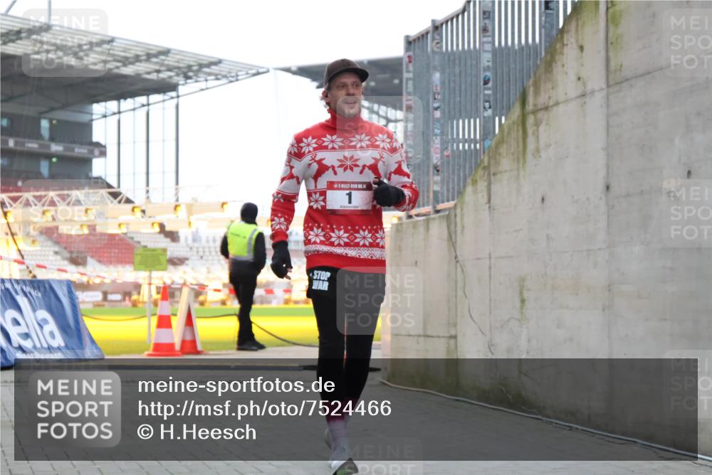08.12.2024 - St. Pauli X-Mass-Run No. 14 H.Heesch http://msf.ph/oto/7524466 08.12.2024 10:51:49 Ziel 1345, 1 meine-sportfotos.de