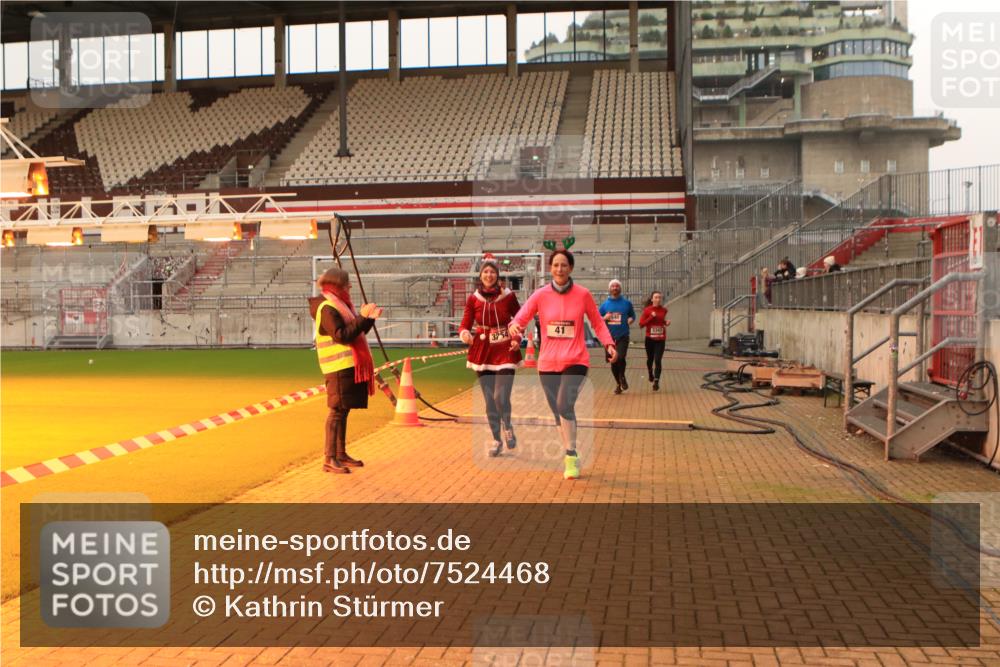 08.12.2024 - St. Pauli X-Mass-Run No. 14 Kathrin Stürmer Photography http://msf.ph/oto/7524468 08.12.2024 10:01:26 Ziel 41, 1246, 2818, 3254, 3340, 3341 meine-sportfotos.de
