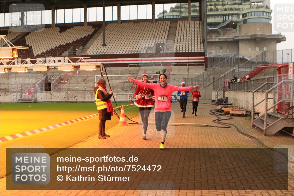 08.12.2024 - St. Pauli X-Mass-Run No. 14 Kathrin Stürmer Photography http://msf.ph/oto/7524472 08.12.2024 10:01:26 Ziel 41, 1246, 2818, 3254, 3340, 3341 meine-sportfotos.de