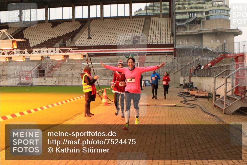 08.12.2024 - St. Pauli X-Mass-Run No. 14 Kathrin Stürmer Photography http://msf.ph/oto/7524475 08.12.2024 10:01:27 Ziel 41, 1246, 2818, 3254, 3340, 3341 meine-sportfotos.de