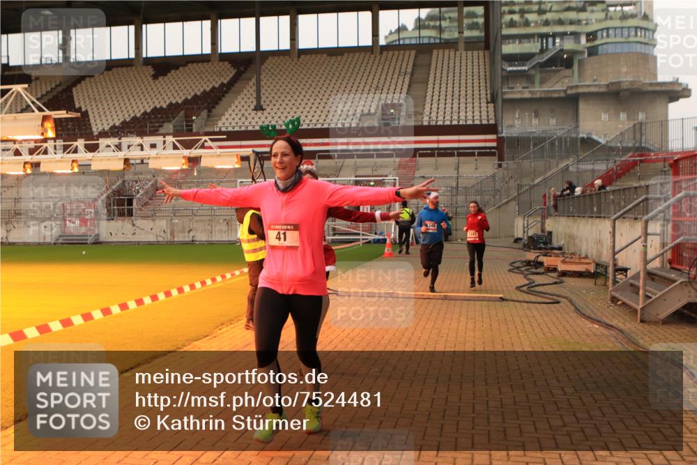 08.12.2024 - St. Pauli X-Mass-Run No. 14 Kathrin Stürmer Photography http://msf.ph/oto/7524481 08.12.2024 10:01:27 Ziel 41, 1246, 2818, 3254, 3340, 3341 meine-sportfotos.de