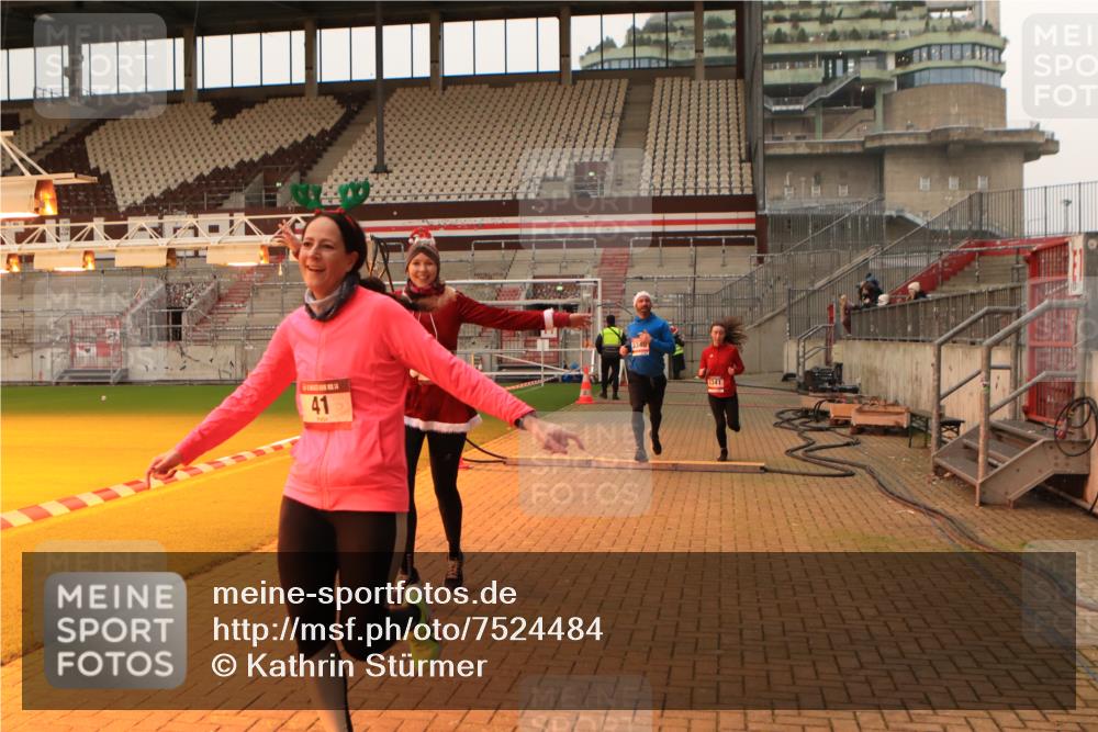 08.12.2024 - St. Pauli X-Mass-Run No. 14 Kathrin Stürmer Photography http://msf.ph/oto/7524484 08.12.2024 10:01:27 Ziel 41, 1246, 2818, 3254, 3340, 3341 meine-sportfotos.de