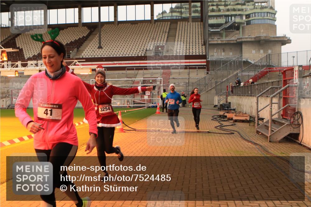08.12.2024 - St. Pauli X-Mass-Run No. 14 Kathrin Stürmer Photography http://msf.ph/oto/7524485 08.12.2024 10:01:28 Ziel 41, 1246, 2818, 3254, 3340, 3341 meine-sportfotos.de