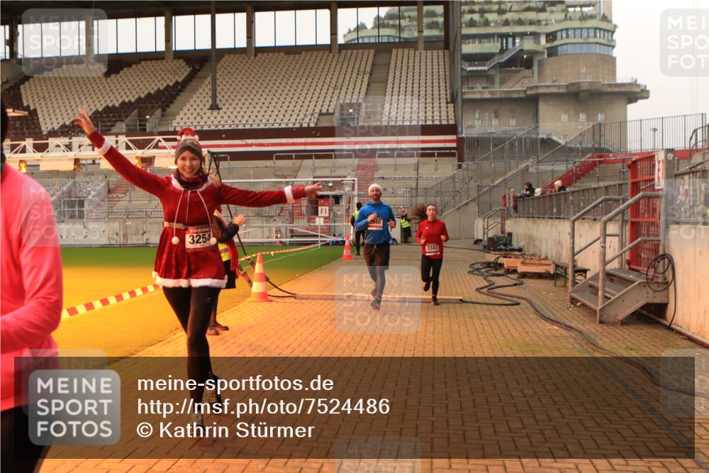 08.12.2024 - St. Pauli X-Mass-Run No. 14 Kathrin Stürmer Photography http://msf.ph/oto/7524486 08.12.2024 10:01:28 Ziel 41, 1246, 2818, 3254, 3340, 3341 meine-sportfotos.de