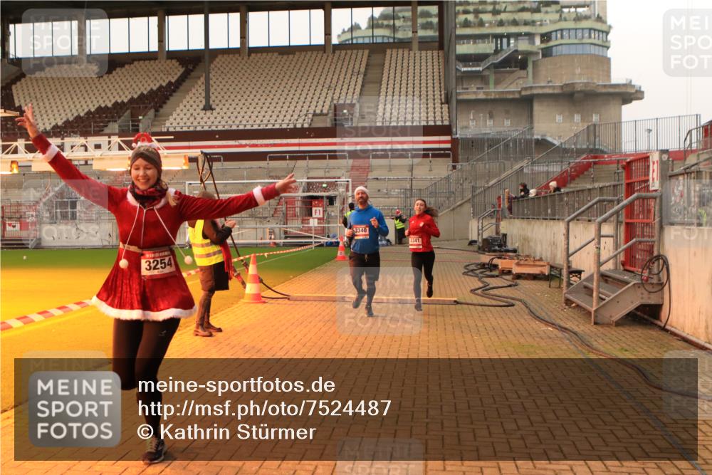 08.12.2024 - St. Pauli X-Mass-Run No. 14 Kathrin Stürmer Photography http://msf.ph/oto/7524487 08.12.2024 10:01:28 Ziel 41, 1246, 2818, 3254, 3340, 3341 meine-sportfotos.de