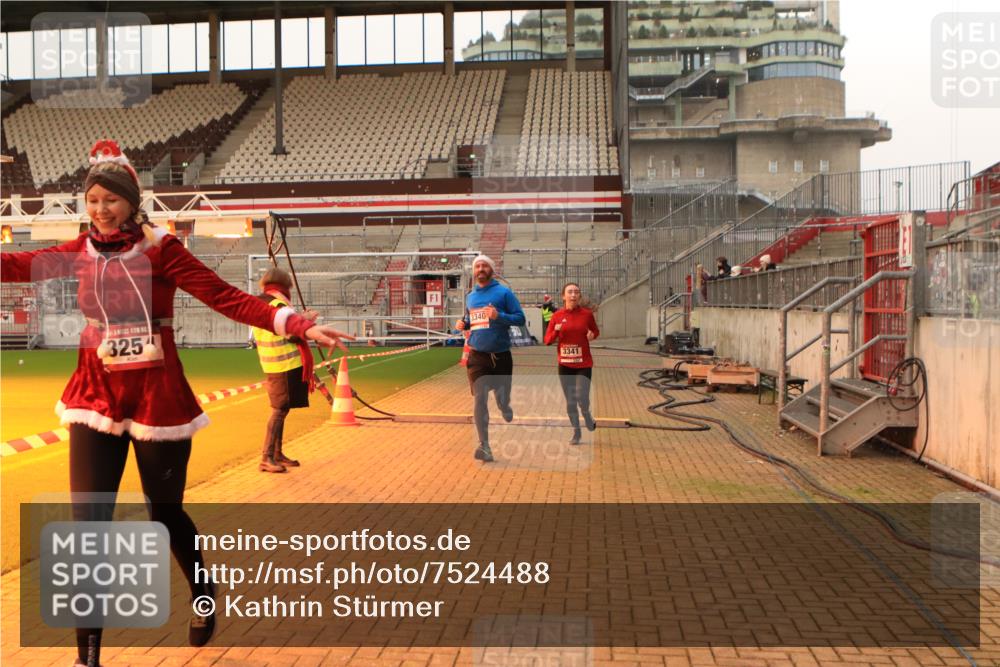 08.12.2024 - St. Pauli X-Mass-Run No. 14 Kathrin Stürmer Photography http://msf.ph/oto/7524488 08.12.2024 10:01:28 Ziel 41, 1246, 2818, 3254, 3340, 3341 meine-sportfotos.de