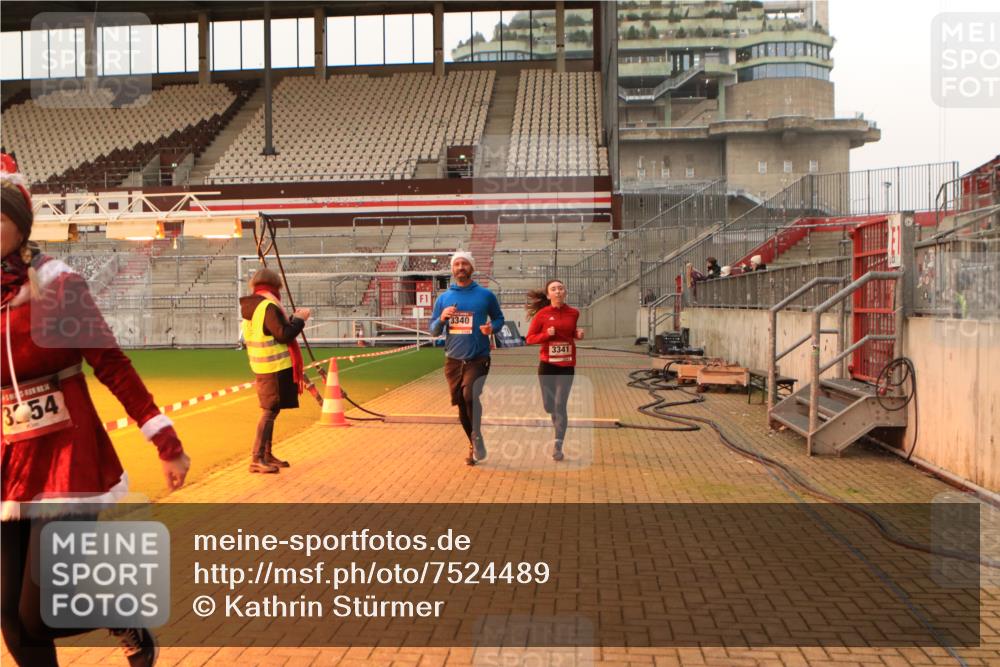 08.12.2024 - St. Pauli X-Mass-Run No. 14 Kathrin Stürmer Photography http://msf.ph/oto/7524489 08.12.2024 10:01:28 Ziel 41, 1246, 2818, 3254, 3340, 3341 meine-sportfotos.de