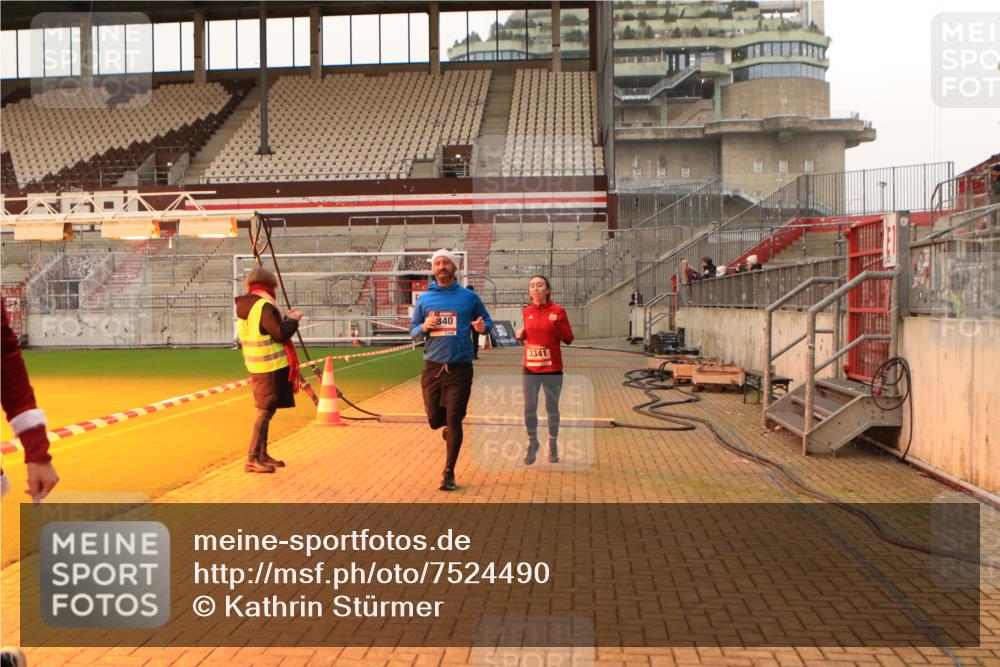 08.12.2024 - St. Pauli X-Mass-Run No. 14 Kathrin Stürmer Photography http://msf.ph/oto/7524490 08.12.2024 10:01:29 Ziel 41, 1246, 2818, 3254, 3340, 3341 meine-sportfotos.de