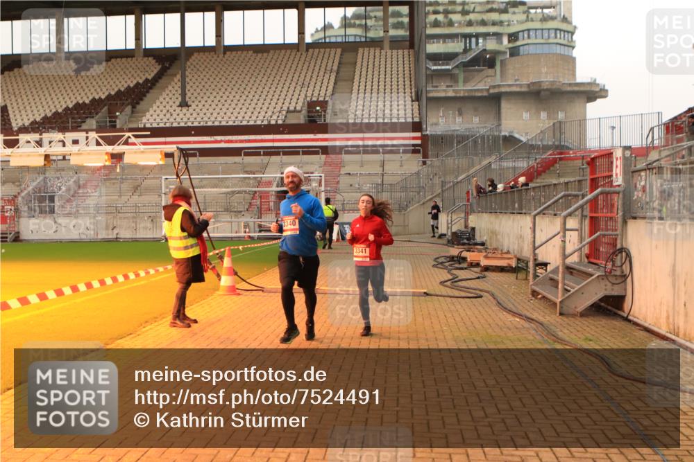 08.12.2024 - St. Pauli X-Mass-Run No. 14 Kathrin Stürmer Photography http://msf.ph/oto/7524491 08.12.2024 10:01:29 Ziel 41, 1246, 2818, 3254, 3340, 3341 meine-sportfotos.de