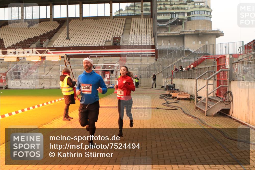 08.12.2024 - St. Pauli X-Mass-Run No. 14 Kathrin Stürmer Photography http://msf.ph/oto/7524494 08.12.2024 10:01:29 Ziel 41, 1246, 2818, 3254, 3340, 3341 meine-sportfotos.de